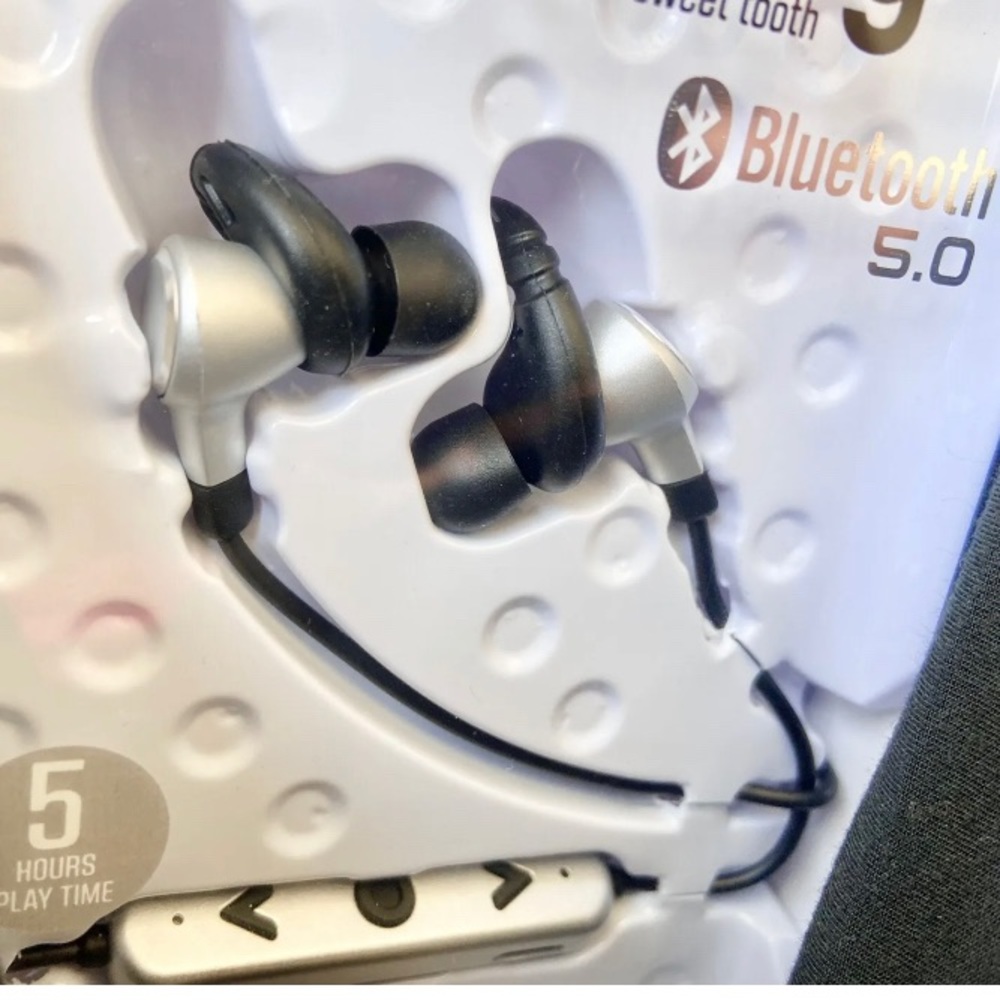 NEW IN BOX  Electric Candy Sport Series  Earbuds Bluetooth 5.0. Silver/b…